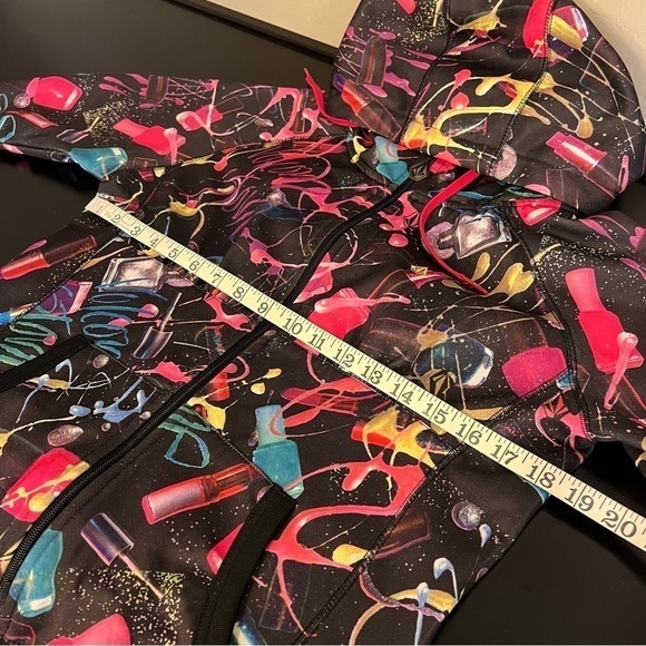 Volcom × B4BC Lipstick Nail Polish Hoodie
Jacket Womens, multicolor,size Small - Picture 13 of 16